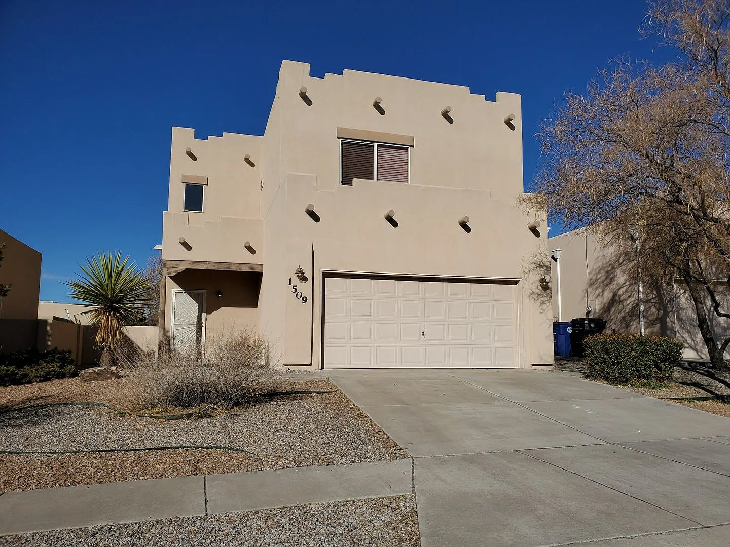 Desirable 3 bedroom home in lovely Vista Del Norte neighborhood. — Photo 3