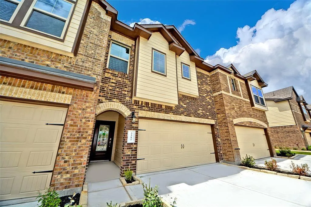 3 bed, 2.5 bath, 1918 sqft, $2,200 — Photo 1