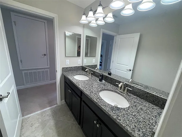 1596 Ludington Ave — Photo 47