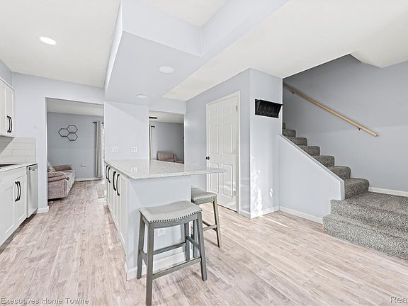 3rd image of 2636 Keewahdin Rd APT 10