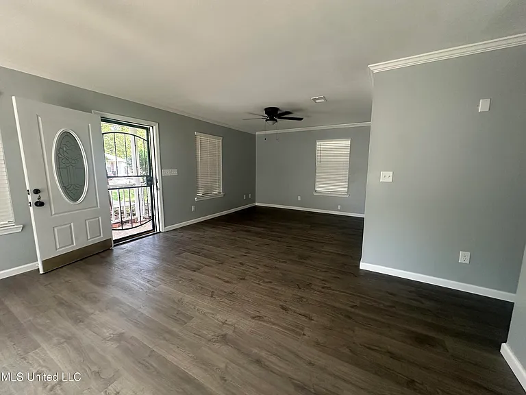 1113 Beach Ave — Photo 2