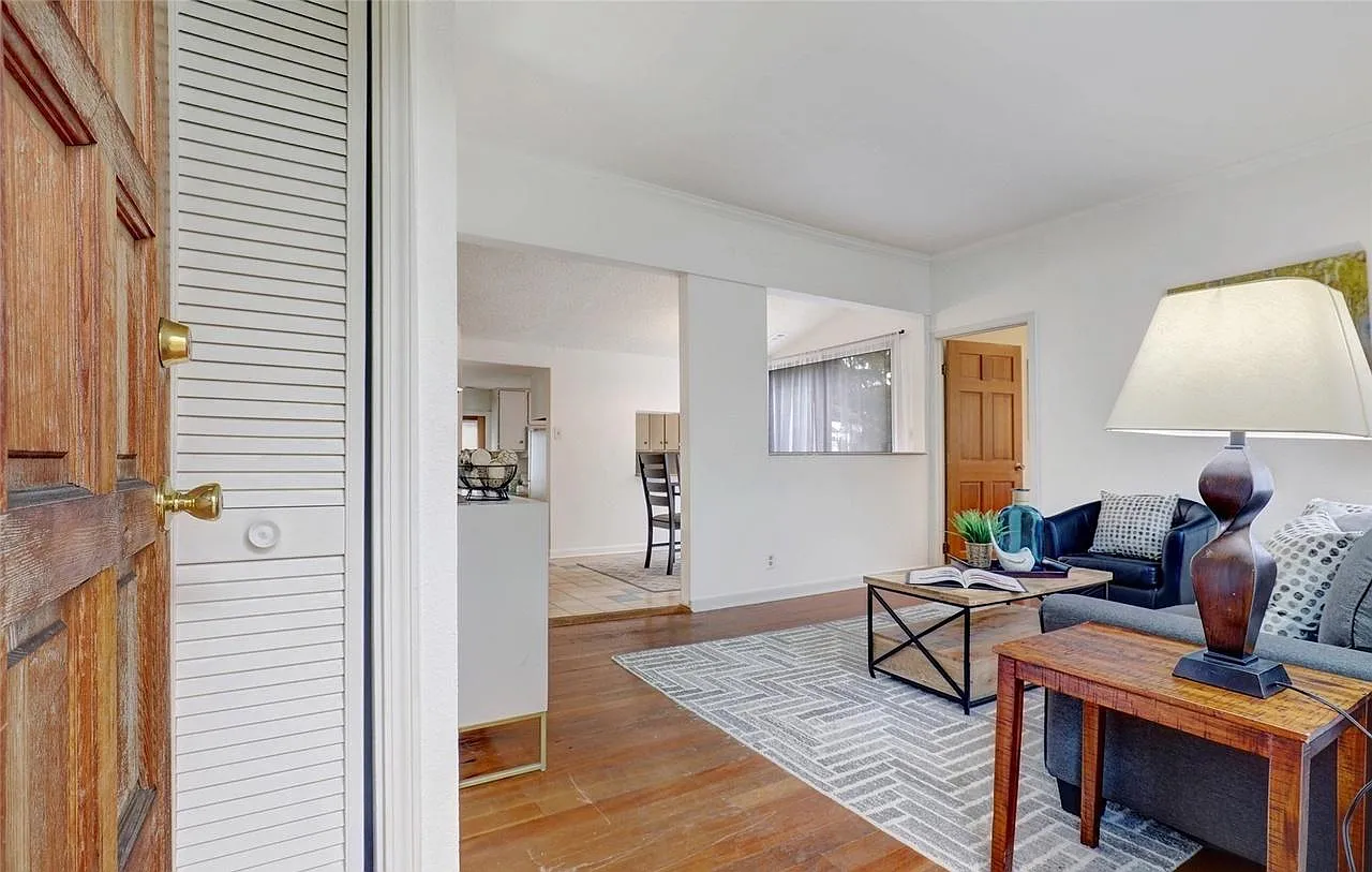 725 N 103rd St — Photo 3