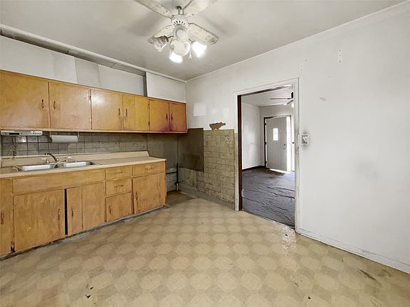 5th image of 4012 Amherst St