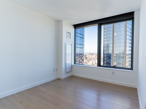 4th image of 3 Court Sq #5708A