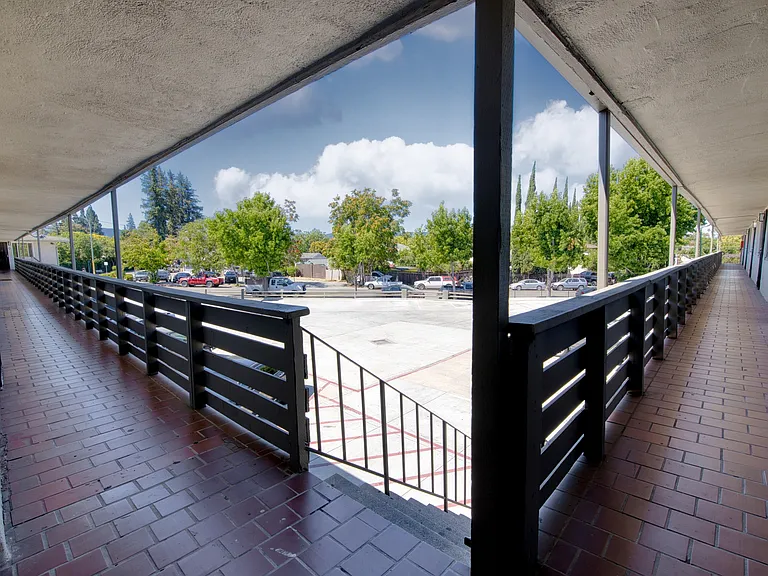 Willow Manor Apartments — Photo 1