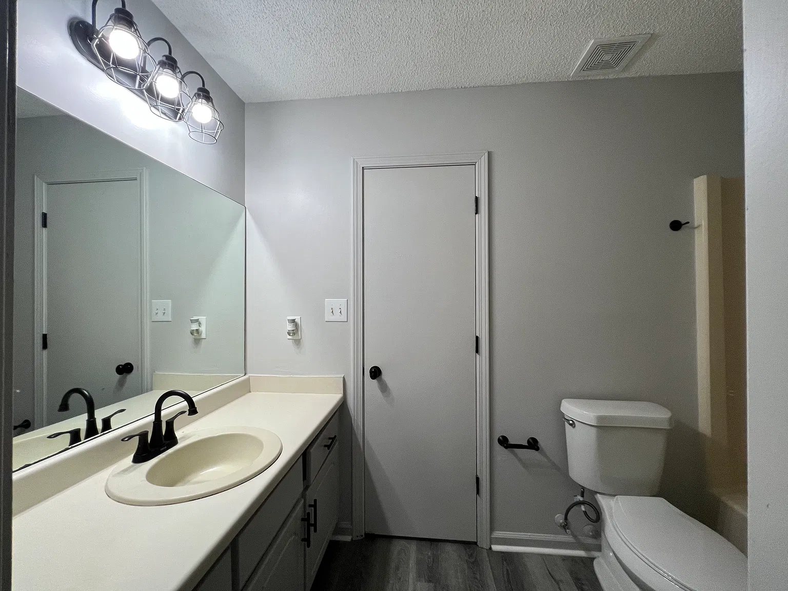 2 bed, 900 sqft, $1,299 — Photo 3