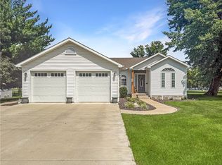 104 NE 9th St, Casey, IL 62420