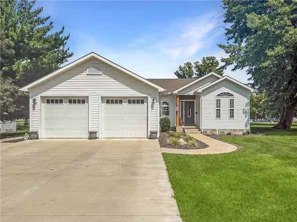 104 NE 9th St, Casey, IL 62420