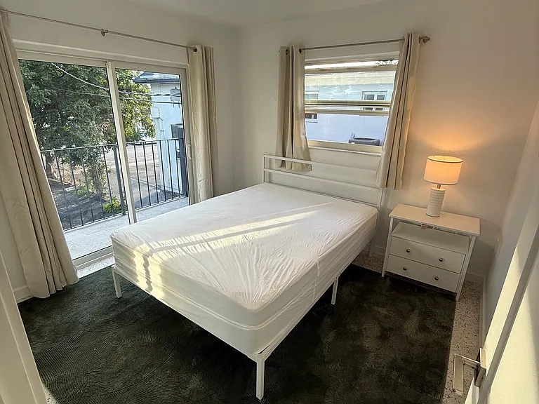 421 SW 9th St #3 — Photo 13