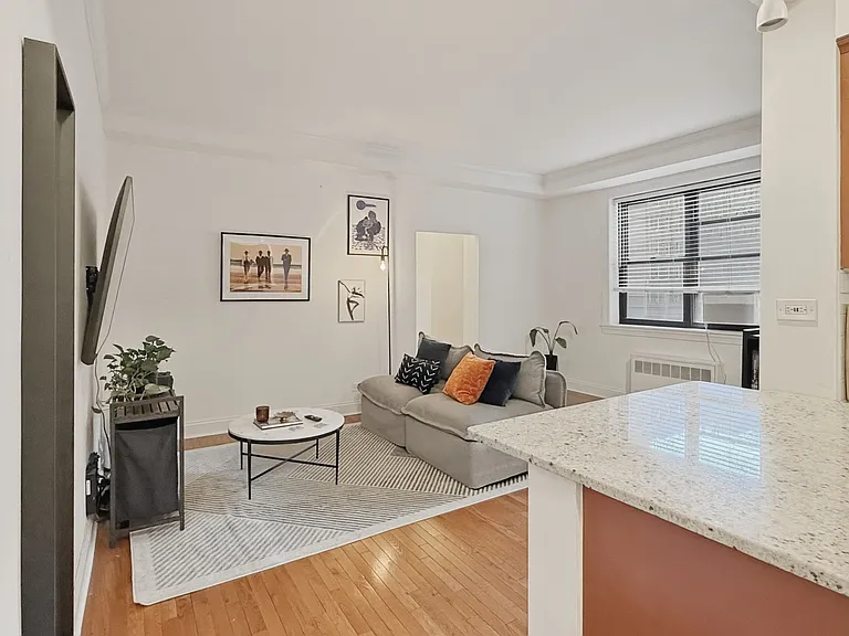 4489 Broadway #2D — Photo 1