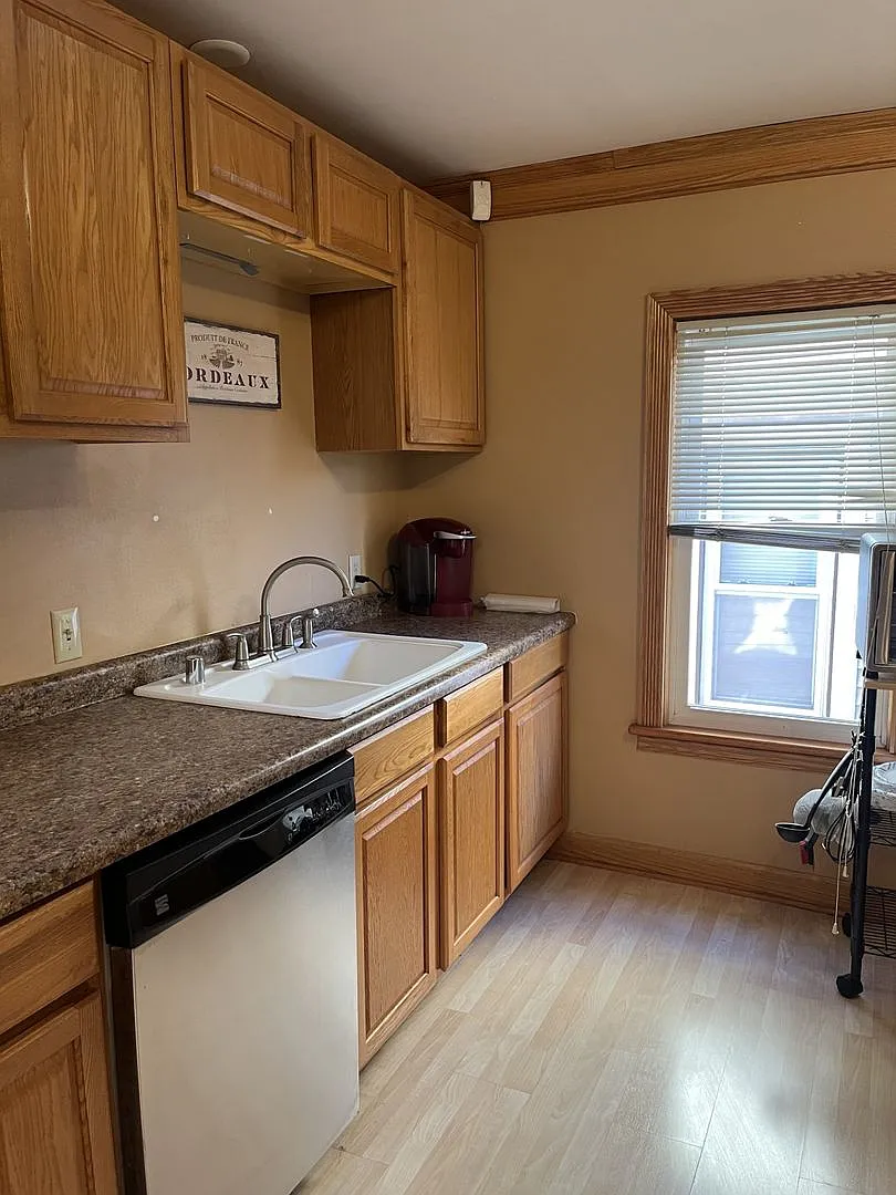 Fantastic 1 BR 2BA Home for Rent Near Brady Street — Photo 4