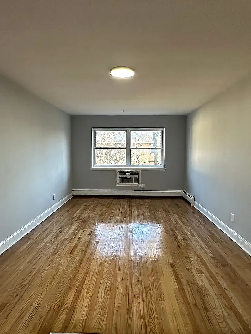 405 Grove St — Photo 4
