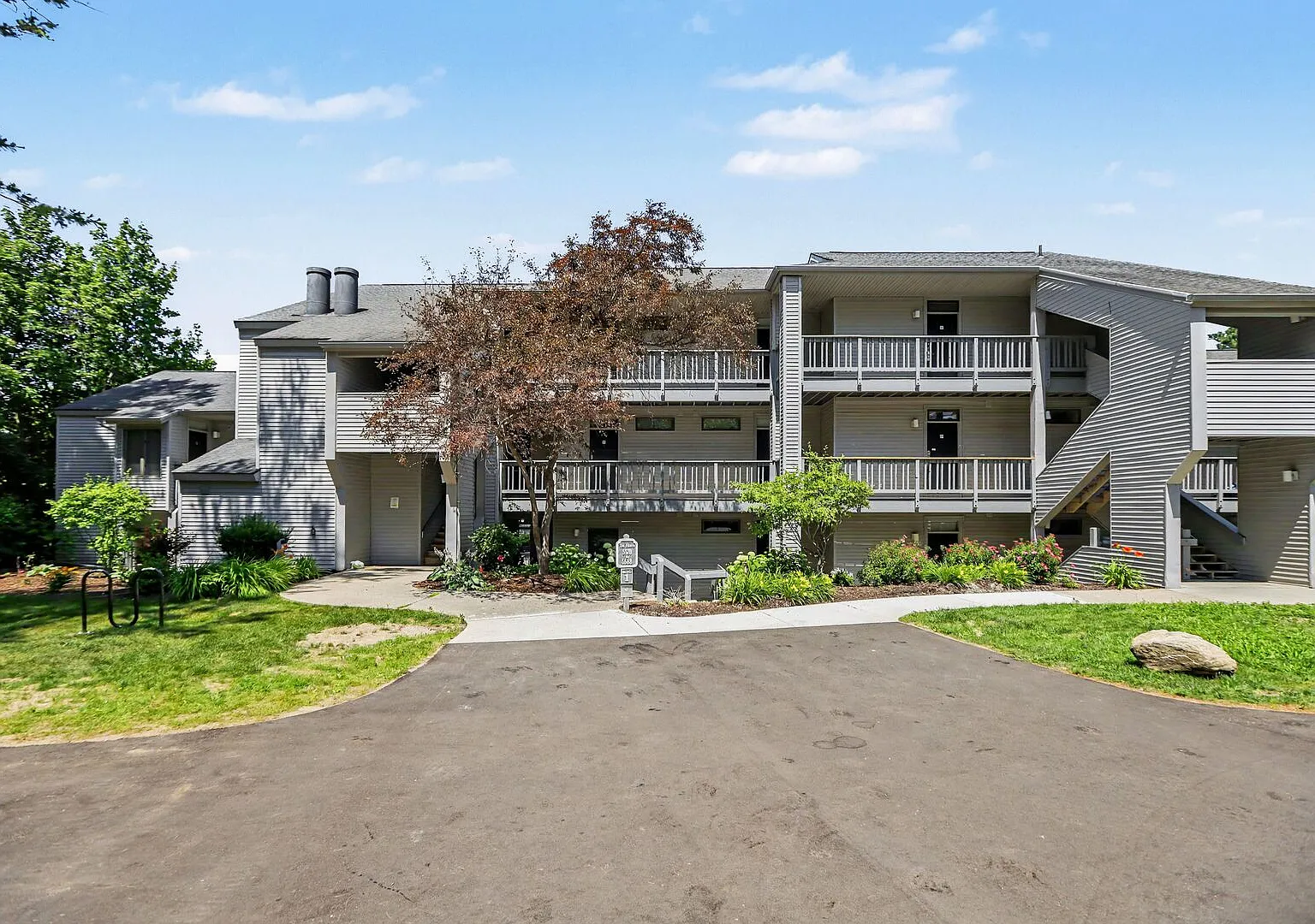 1 bed, 708 sqft, $2,100 — Photo 1