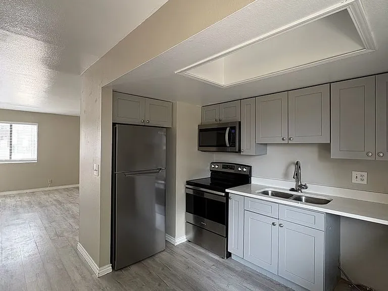 Highline Village Townhomes — Photo 4