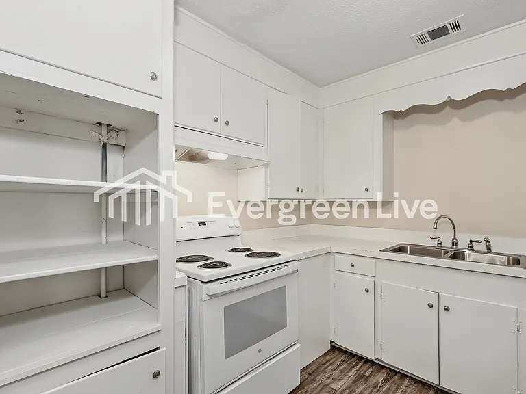 126 Leland St — Photo 7