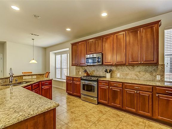 4th image of 876 Saddlebrook Dr