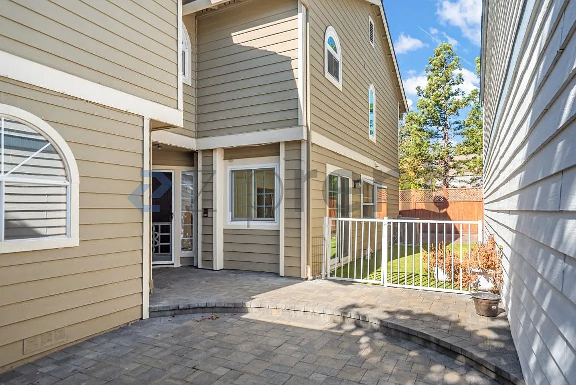 3 bed, 2.5 bath, 1651 sqft, $4,830 — Photo 4