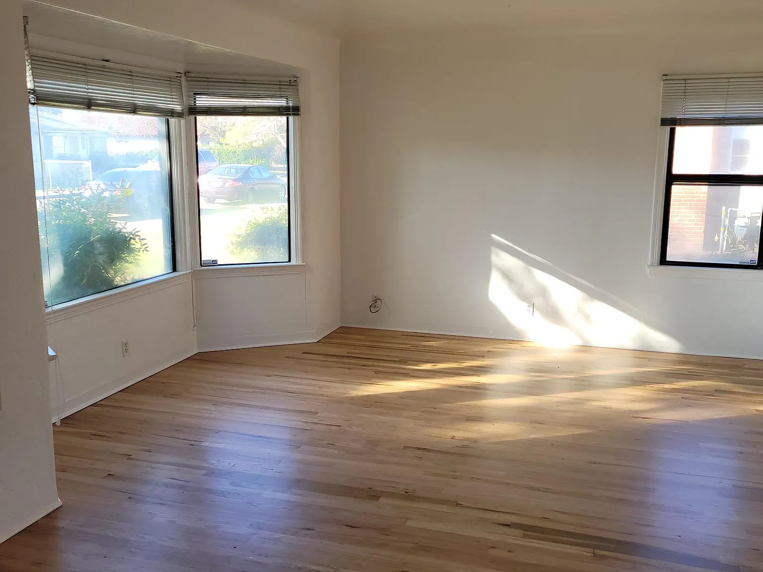 524 W Hedges Ave — Photo 3