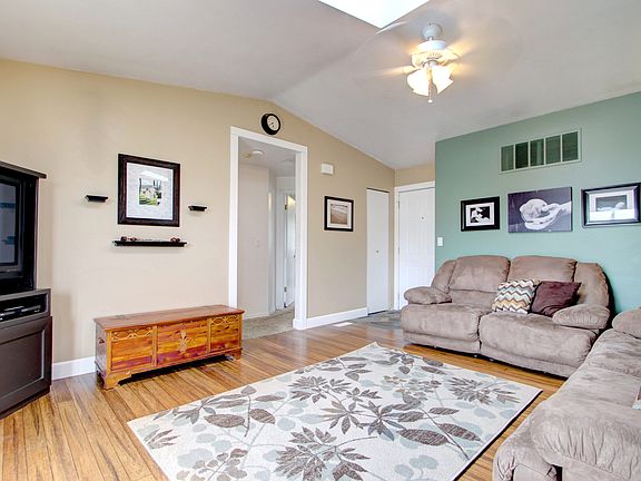 5th image of 915 Vera Ct