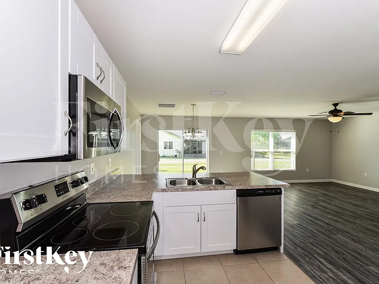 1195 Desmond St — Photo 10