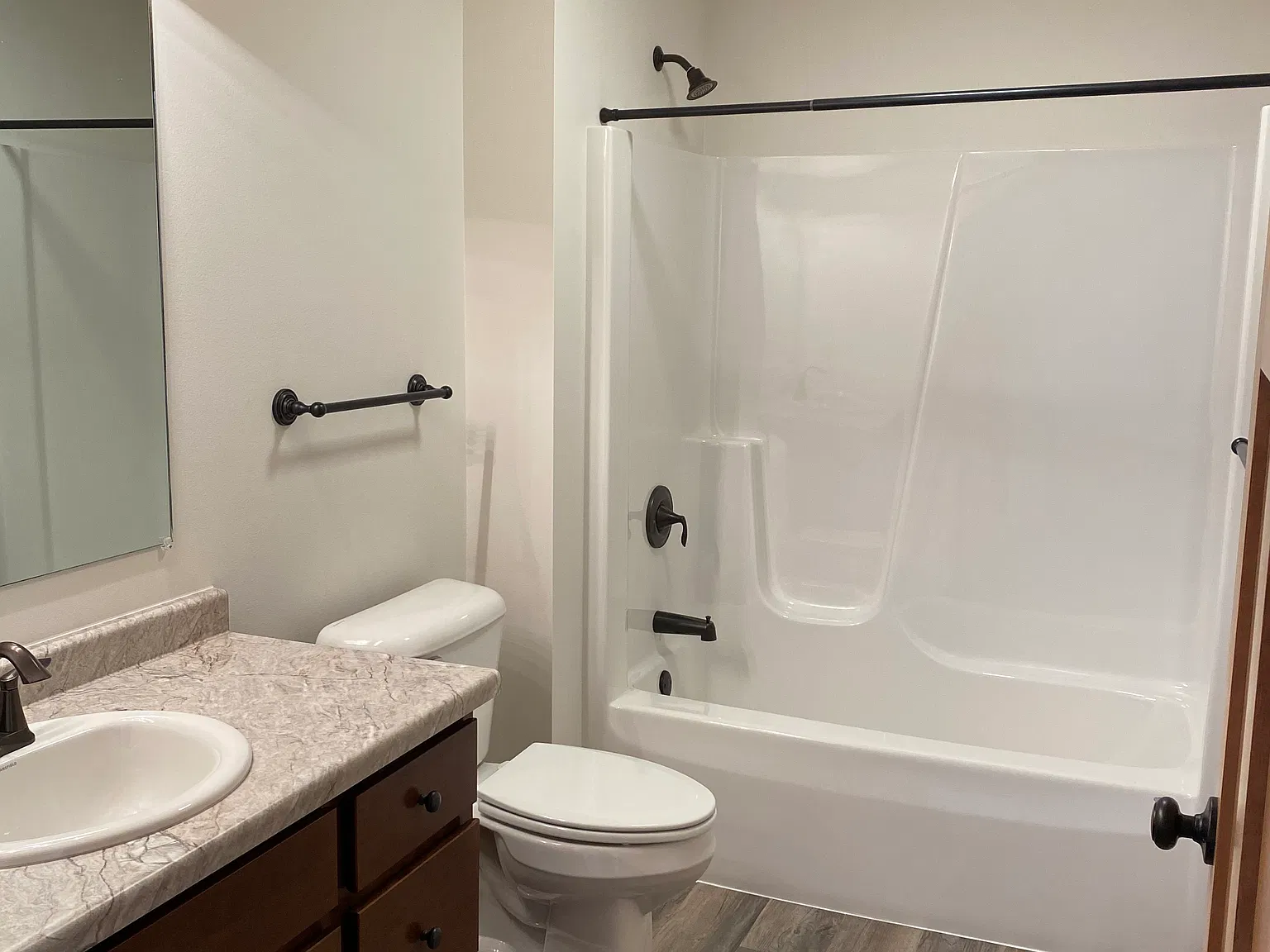 2 bed, 1.5 bath, 1086 sqft, $1,300 — Photo 4