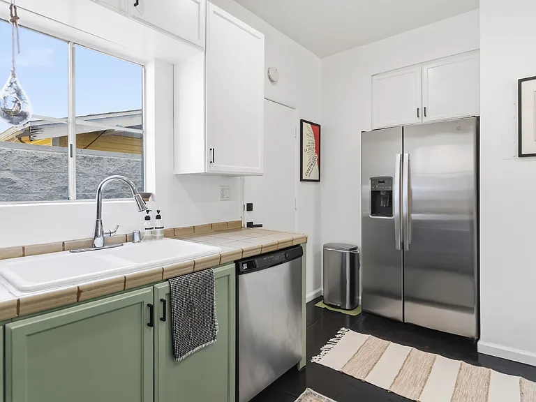 856 W Beach Ave — Photo 4