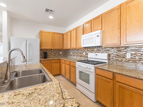 3rd image of 1009 Fishing St