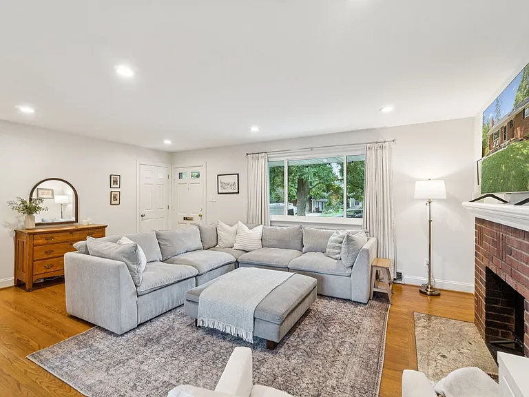 7412 Farnum St — Photo 5