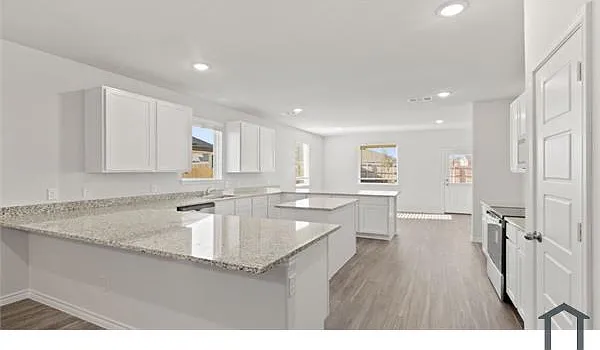 6 bed, 2722 sqft, $4,000 — Photo 2