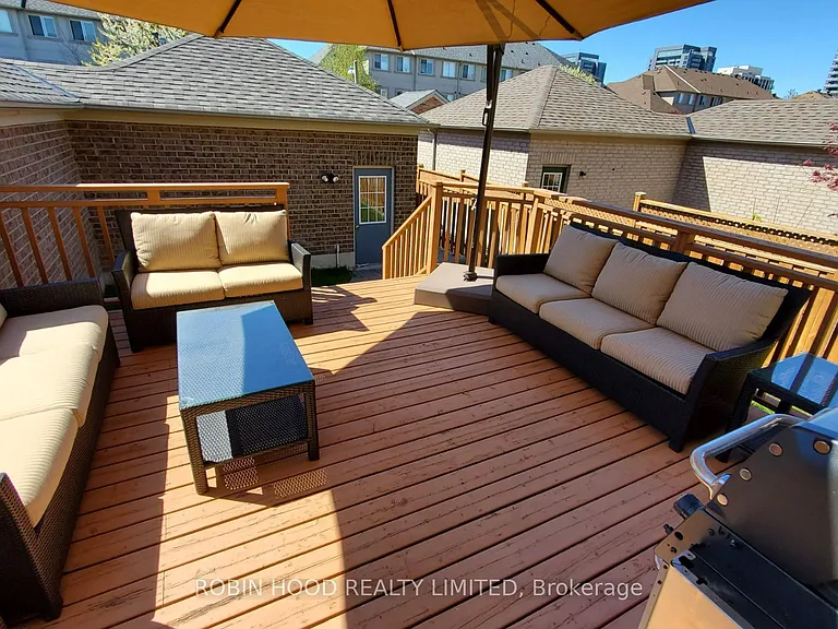 103 Selkirk Dr — Photo 2