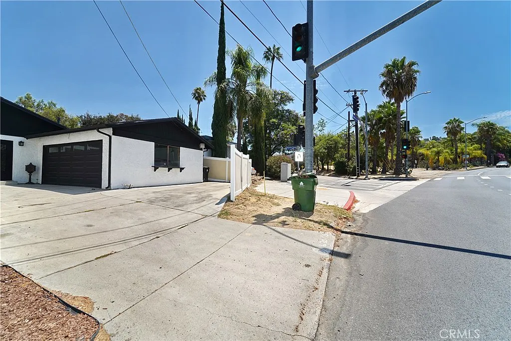 3 bed, 1133 sqft, $3,950 — Photo 2