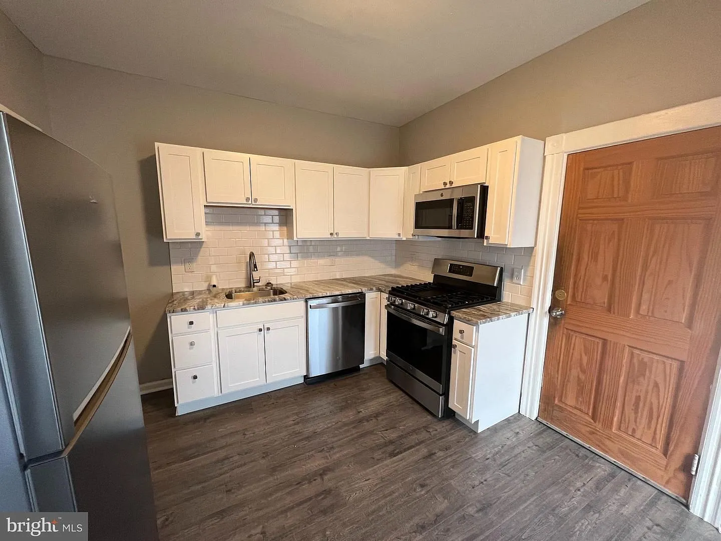 337 W Lemon — Photo 4
