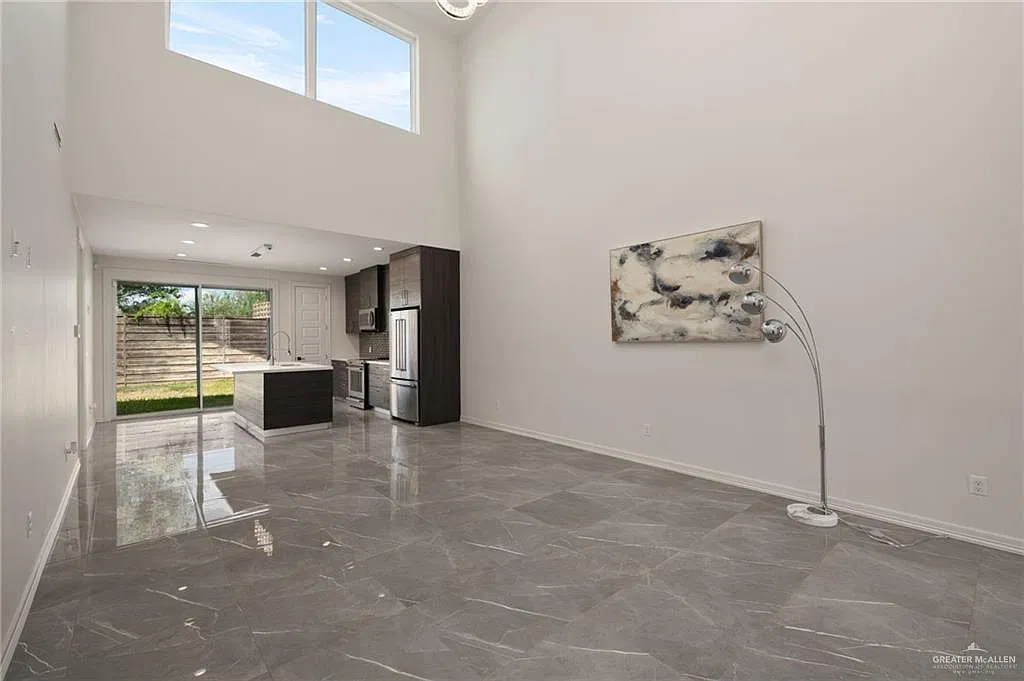3 bed, 3.5 bath, 2199 sqft, $2,400 — Photo 4