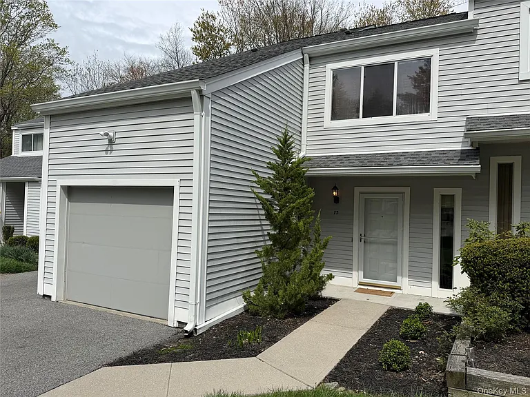 73 Cornwall Cir — Photo 1