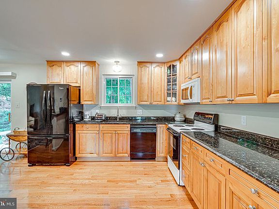 5th image of 4900 Gainsborough Dr