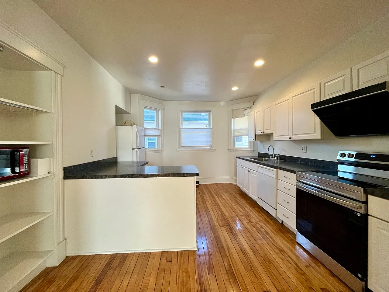 2 bed, 1200 sqft, $2,400 — Photo 3