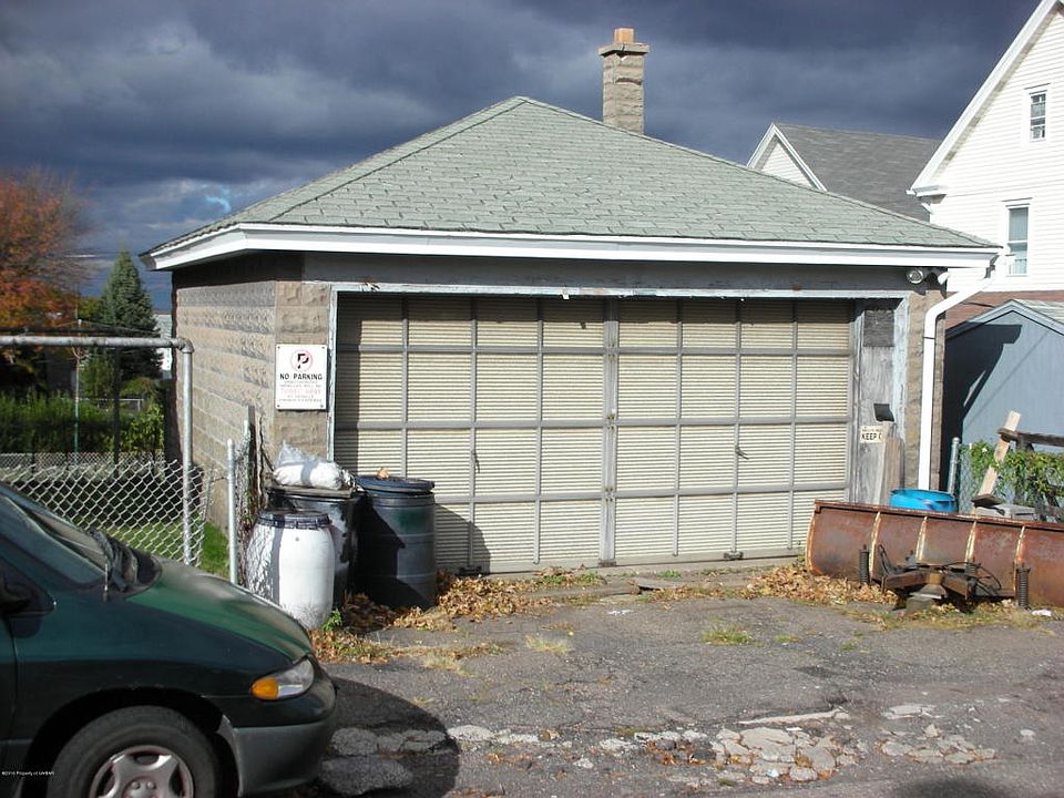 2nd image of 582 N Locust St
