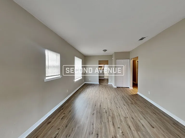 1740 N Myrtle Ave — Photo 2