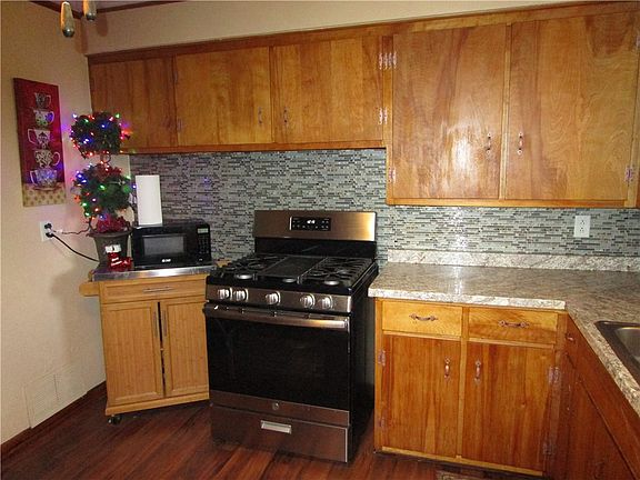 4th image of 385 Emerson Ave