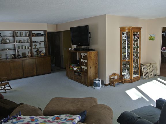 Spacious living room