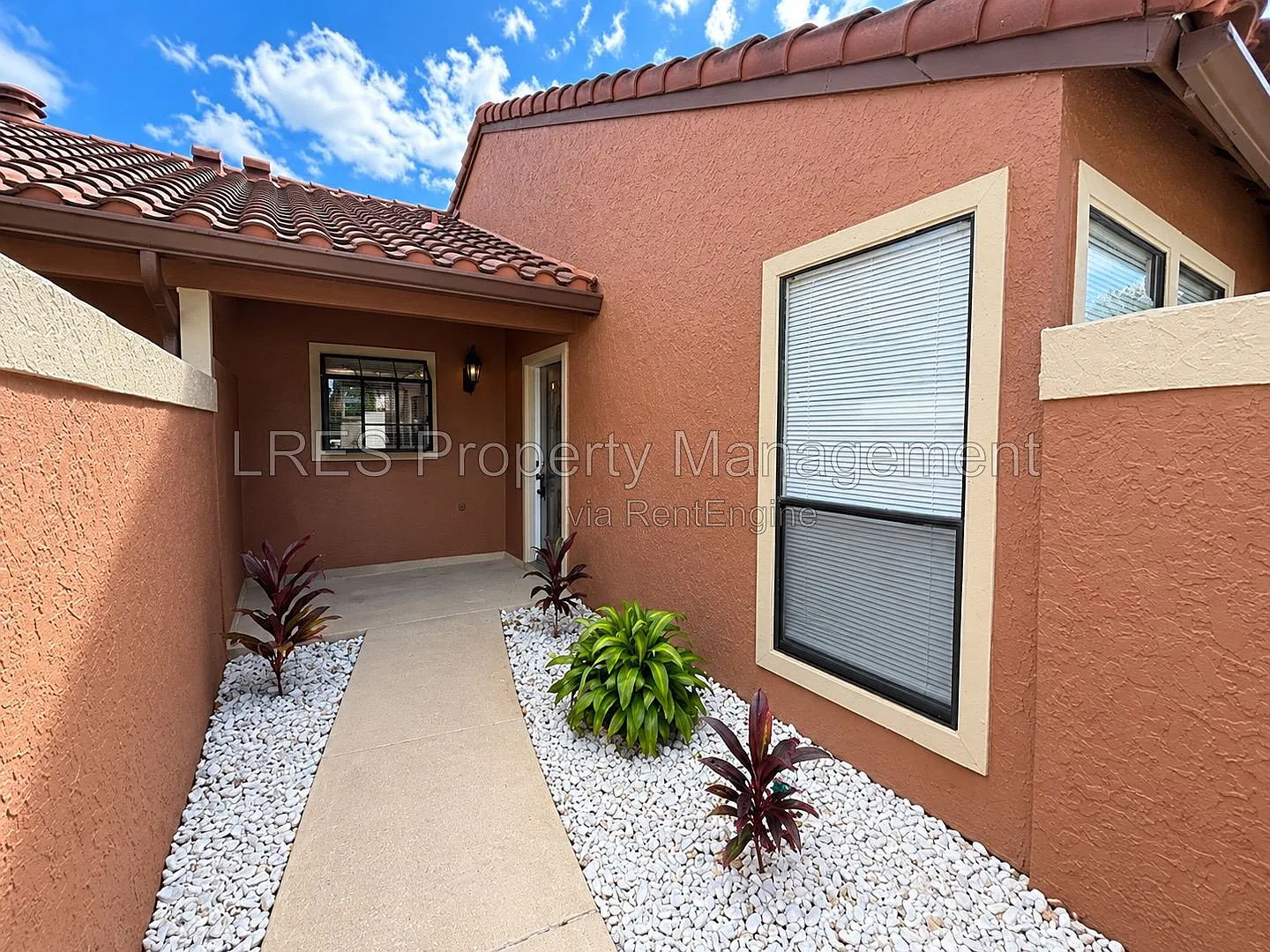 2 bed, 2.0 bath, 1037 sqft, $1,695 — Photo 2