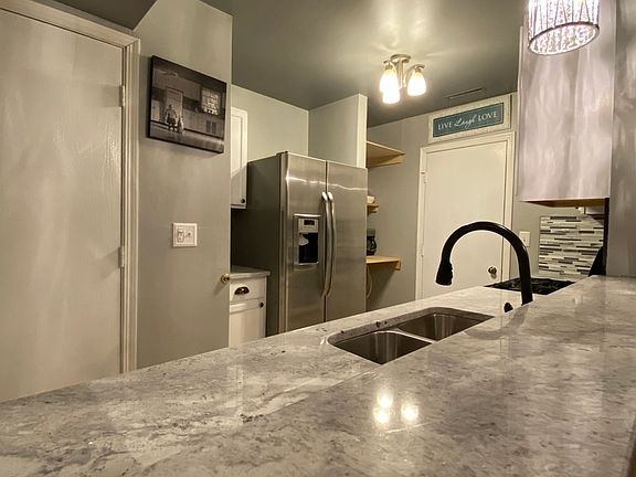 4th image of 404 E Victoria Cir
