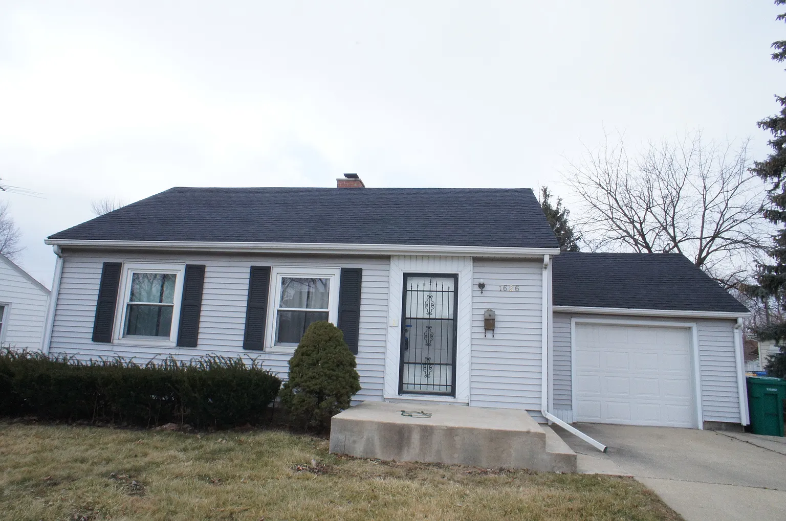 1626 Stratford Ct photo 1