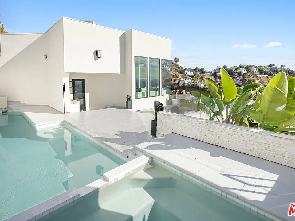 2231 Sunset Plaza Dr
