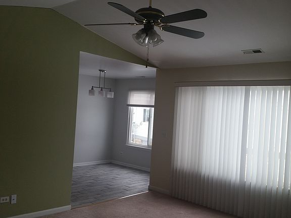 Bright living room / kitchen