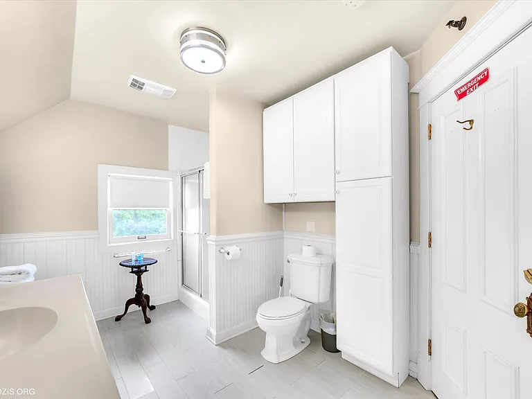 220 E South St — Photo 13
