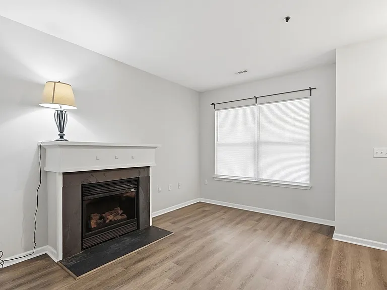 614 E 9th St — Photo 24