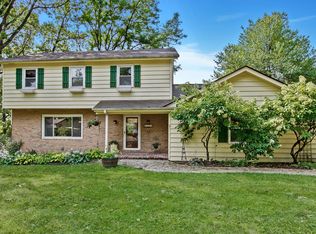 6723 Meadow Dr, Crystal Lake, IL 60012