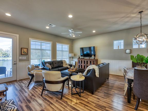 5th image of 404 Island Cir