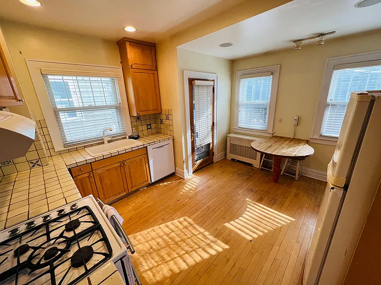 702 Leonard St — Photo 7